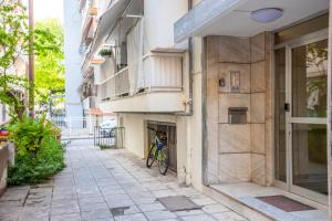 rower zaparkowany w drzwiach budynku w obiekcie Mazi Rooms Charilaou 2,3 w Salonikach