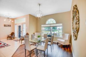 Un lugar para sentarse en Palm Coast Retreat with Heated Pool and Private Patio!