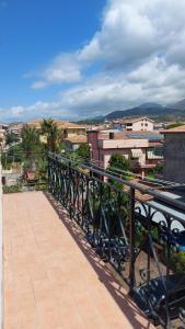 - Balcón con vistas a la ciudad en Appartamento vicino al mare a Scalea, en Scalea