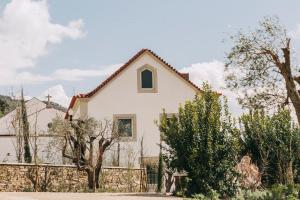 uma casa branca com cerca e árvores em Torel Quinta da Vacaria - Douro Valley em Peso da Régua