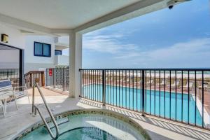 - Balcón con piscina y vistas en Broadmoor 801, en Orange Beach