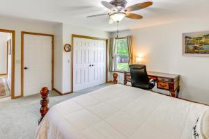 een slaapkamer met een bed, een bureau en een stoel bij WFH-Friendly Columbiana Vacation Rental with Deck! in Columbiana