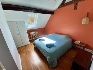 una camera con letto blu e parete arancione di ARconciergerie Évasion en Pleine Nature a Boigneville Altre 52 foto