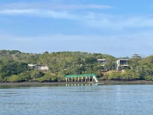 un molo nel mezzo di un bacino idrico di Villa Azul a Boca Chica