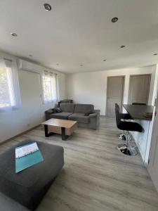 Χώρος καθιστικού στο Chez Nico - 100 m plages - clim - jardin - parking - Quartier calme