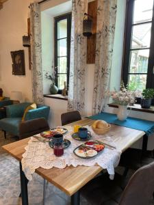 una mesa con desayuno en la sala de estar en Zöldkapu Vendégház, en Balassagyarmat