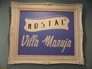 una señal que dice noatalilla mayula en una pared en Hostal Villa Maruja en El Arenal