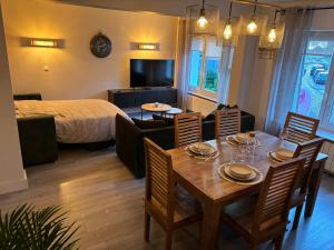 a living room with a dining table and a bedroom at L'esprit du quai in Boulogne-sur-Mer