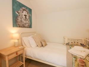1 dormitorio con 1 cama y una foto de una oveja en Holt House, en Boston