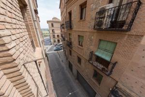 uma vista geral de um beco entre dois edifícios em Nuñez de Arce em Toledo