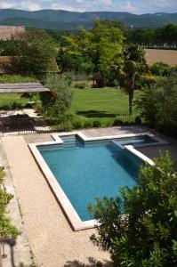 uma imagem de uma piscina num quintal em Ferme St Pierre gîte autonome 2-4 personnes em Chabeuil