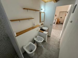 A bathroom at La Casa di Baia