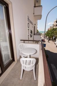 Rõdu või terrass majutusasutuses Hotel La Caravella