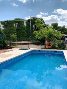 una gran piscina azul frente a una casa en Casa Rural Pernales II, en Ruidera