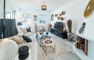 Una sala de estar con un sofá y un televisor. en PL- Beachfront seaview and frontline beach, en Mijas Costa