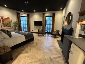 切爾滕納姆的住宿－Crescent Place，一间卧室设有一张床和一间客厅。