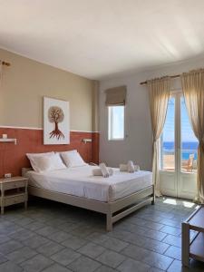 Posteľ alebo postele v izbe v ubytovaní Agnadi Syros Beachfront Studios & Rooms