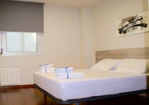 Posteľ alebo postele v izbe v ubytovaní Carmed Homely Apartment by HLCLUB Agency