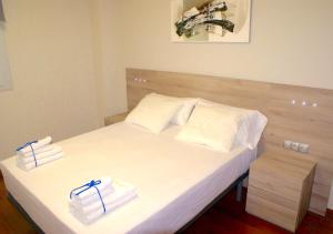 Posteľ alebo postele v izbe v ubytovaní Carmed Homely Apartment by HLCLUB Agency
