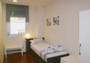 Posteľ alebo postele v izbe v ubytovaní Carmed Homely Apartment by HLCLUB Agency