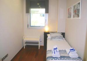 Posteľ alebo postele v izbe v ubytovaní Carmed Homely Apartment by HLCLUB Agency