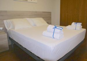 Posteľ alebo postele v izbe v ubytovaní Carmed Homely Apartment by HLCLUB Agency