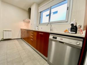 Kuchyňa alebo kuchynka v ubytovaní Carmed Homely Apartment by HLCLUB Agency