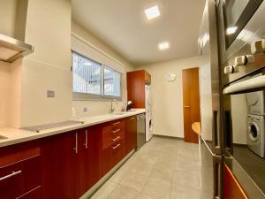 Kuchyňa alebo kuchynka v ubytovaní Carmed Homely Apartment by HLCLUB Agency