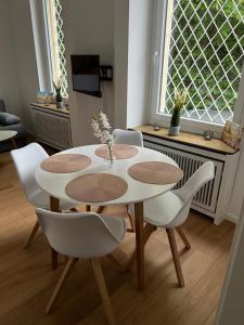 una sala da pranzo con tavolo e sedie di Am Verwaltungszentrum Nähe Mosel a Coblenza Altre 4 foto