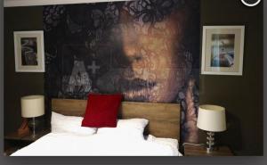 um quarto com uma cama com uma almofada vermelha em D6 apartment em Szeged