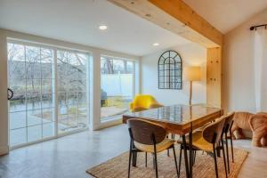 une salle à manger avec une table et des chaises en bois dans l'établissement Brand New House with Large Porch in Lake Katrine, à Lake Katrine