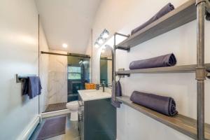 une salle de bain avec un lavabo, des toilettes et des étagères dans l'établissement Brand New House with Large Porch in Lake Katrine, à Lake Katrine 18 autres photos