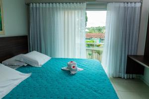 um quarto de hotel com uma cama com uma toalha em Dallas Hotel Premium em Altamira
