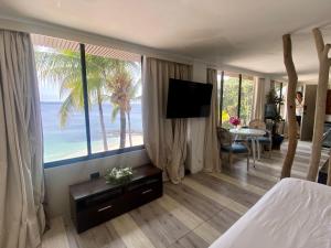a hotel room with a bedroom with a view of the ocean at Villa Condesa Del Mar in Contadora