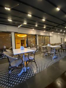 een eetkamer met tafels en stoelen. bij Mert Seaside Hotel in Marmaris