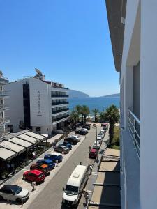 een straat met auto's geparkeerd op een parkeerplaats bij Mert Seaside Hotel in Marmaris