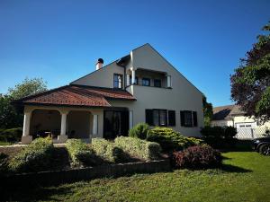 a white house with a red roof at Landhaus Pannonia in Trausdorf an der Wulka