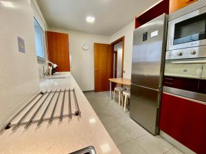 Kuchyňa alebo kuchynka v ubytovaní Carmed Homely Apartment by HLCLUB Agency