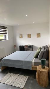 - une chambre avec un grand lit et une table dans l'établissement Bed&Breakfast Durbuy, à Durbuy