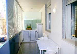 Kuchyňa alebo kuchynka v ubytovaní Carmed Homely Apartment by HLCLUB Agency