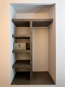 ein Regal in einem Zimmer mit einem Computer darauf in der Unterkunft Hostal ROM Familiar in Roses