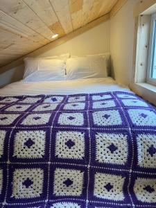 Ein Bett oder Betten in einem Zimmer der Unterkunft Lakeside Castlegar Cabins