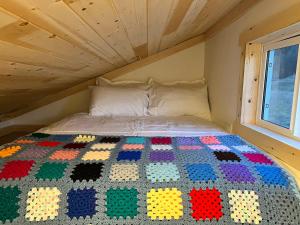 Ein Bett oder Betten in einem Zimmer der Unterkunft Lakeside Castlegar Cabins