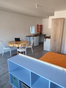 Kuchyň nebo kuchyňský kout v ubytování Le Studio 3éme