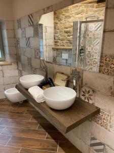 a bathroom with two sinks and a mirror at Albergo del Bramante in Roccaverano