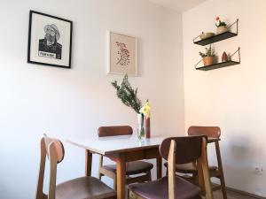 - une salle à manger avec une table et des chaises dans l'établissement Lukenda rooms, à Pakoštane