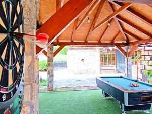 Biliár nebo kulečník v ubytování Holiday Home Marko with football field