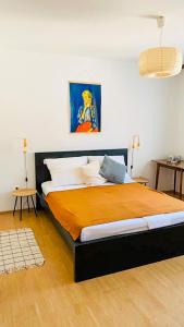 - une chambre avec un grand lit et une couverture orange dans l'établissement Lukenda rooms, à Pakoštane