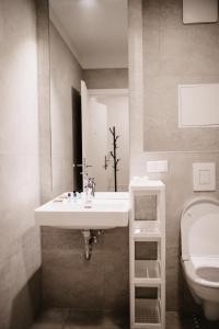 uma casa de banho com um lavatório e um WC em Modern Apartments Vienna em Viena