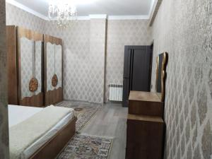 een slaapkamer met een bed en een kroonluchter bij 2 Bedrooms Apartment on 28 May Metro in Baku